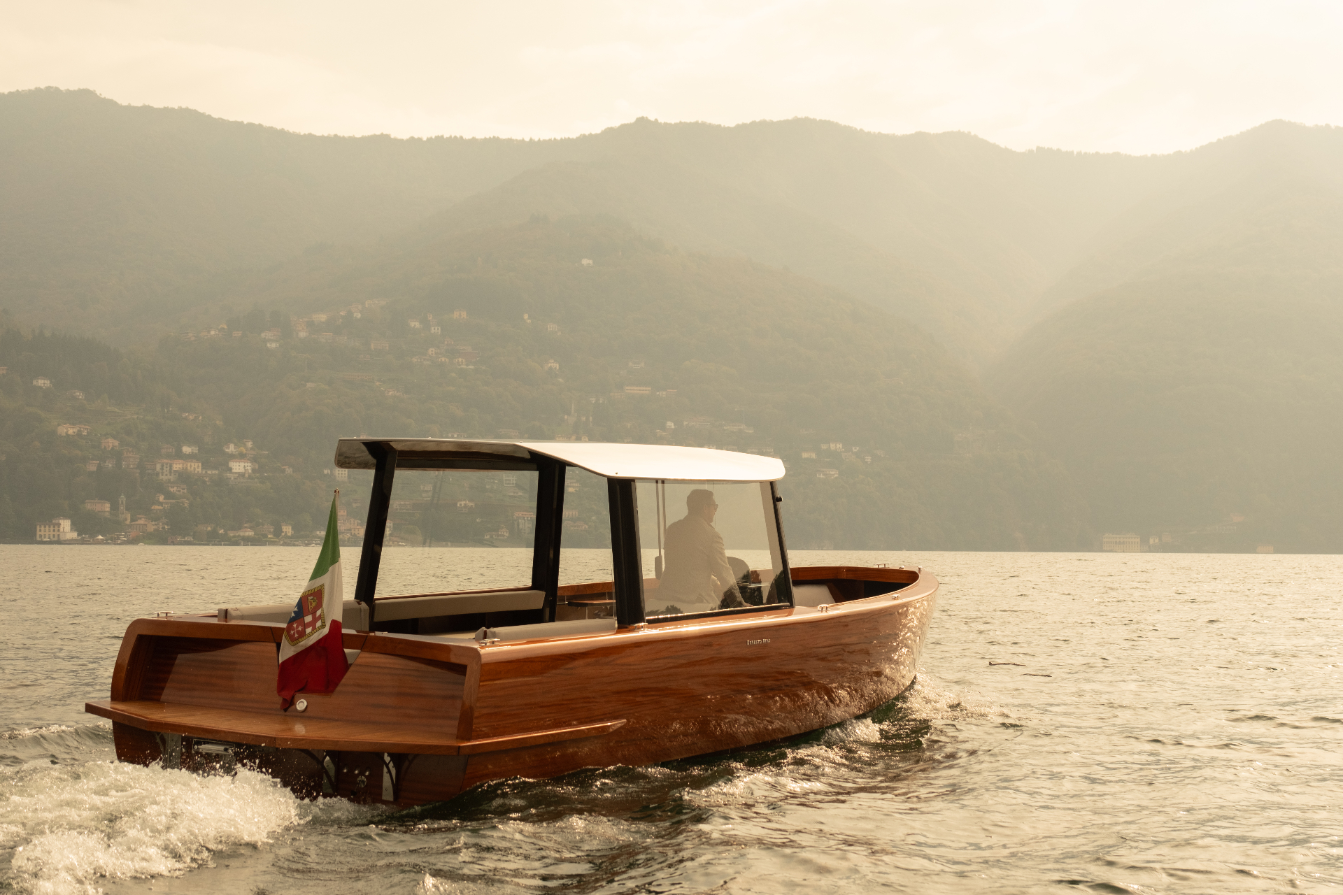 Tappezzeria nautica MDU a bordo di uno yacht italiano